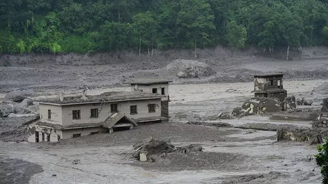 La polizia del Nepal emette un'allerta inondazioni dopo la rottura di un lago nel Tibet