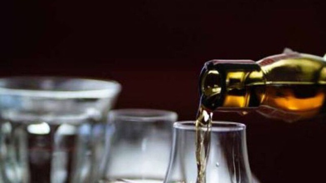 Two young people intoxicated by alcohol on Avenida do Infante