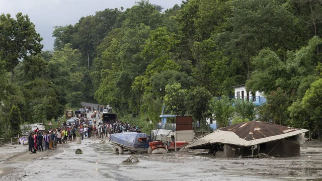Maltempo ostacola le ricerche per 265 dispersi dopo le alluvioni in Cina