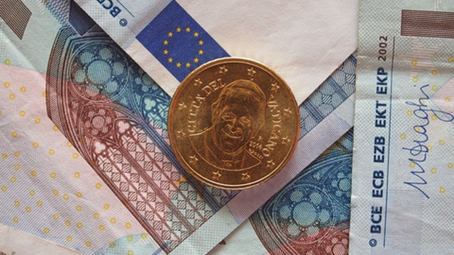 Euro falls but holds at the 1.16 dollar level