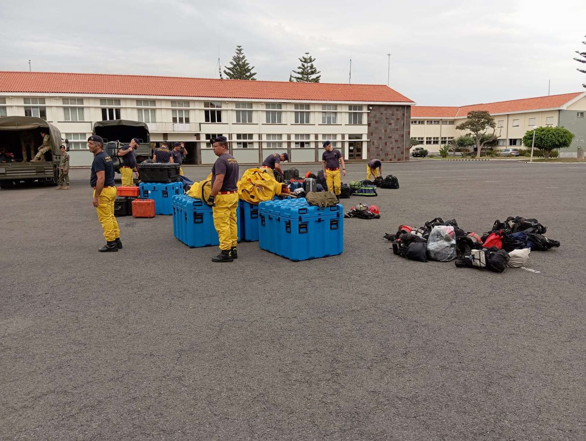 Bombeiros do continente preparam material para combater fogos na Região —  DNOTICIAS.PT