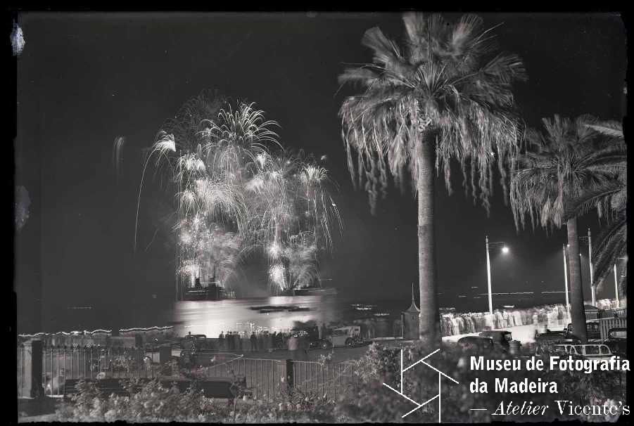 Fogo de artifício lançado dos navios 'Wilhelm Gustloff' e 'Sttutgart', no momento da ancoragem, na baía do Funchal, em 1938. FOTO ATELIER VICENTE'S/ARQUIVO REGIONAL DA MADEIRA