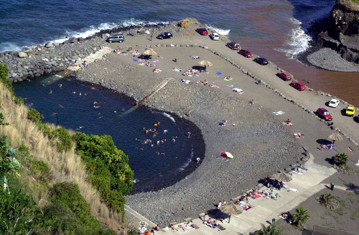 Há pouco mais de 10 anos, este espaço junto à foz da Ribeira do Faial já era bastante procurado como zona balnear.&nbsp;