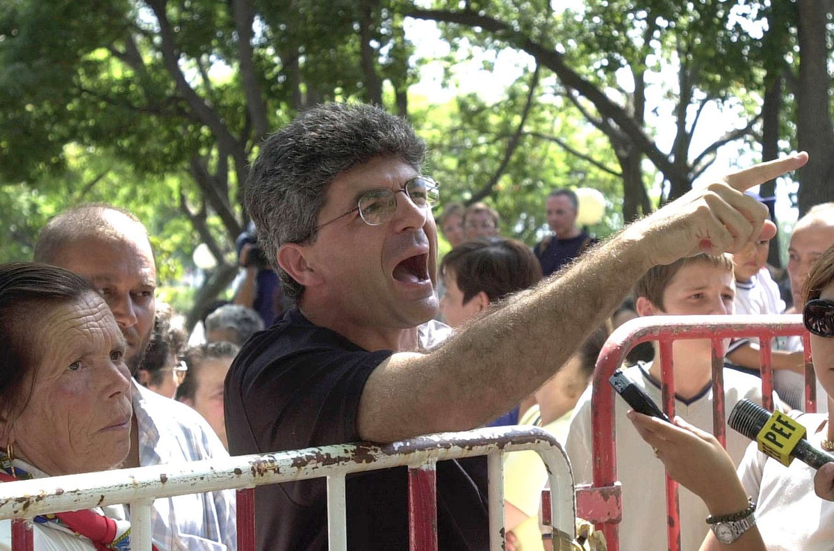 Edgar Silva em Agosto de 2000, com um grupo de moradores do Porto da Cruz,
numa manifestação junto à Quinta Vigia, onde não foram recebidos por Alberto
João Jardim. FOTO RUI MAROTE