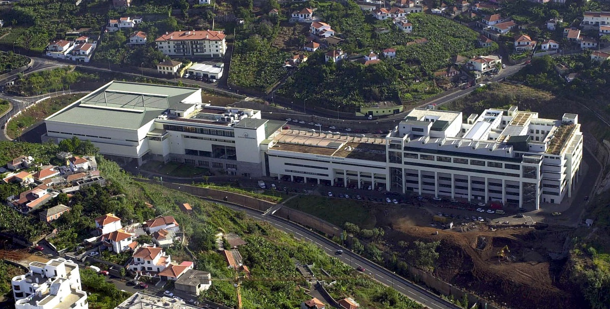As obras de construção da cantina da Universidade da Madeira, no ano 2000, junto ao espaço que estava a ser preparado para o Jardim da Biodiversidade.&nbsp;