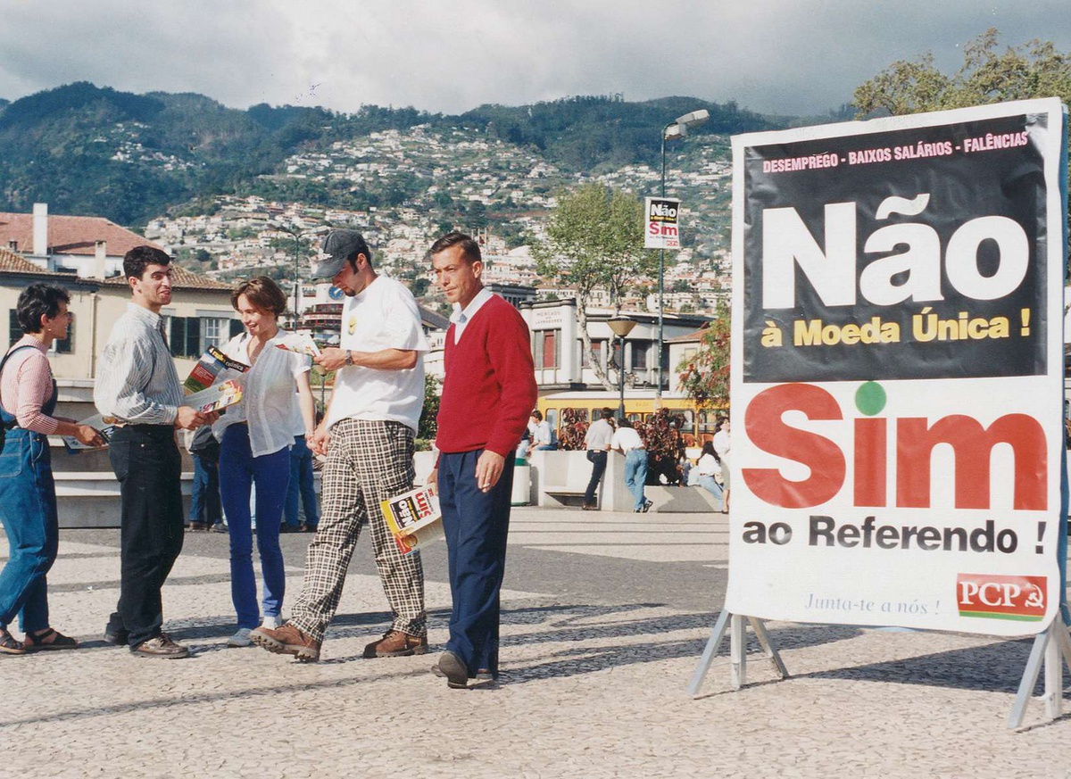 Quintino Costa a participar numa acção do PCP em 1997. Foto Rui Marote/Arquivo DIÁRIO