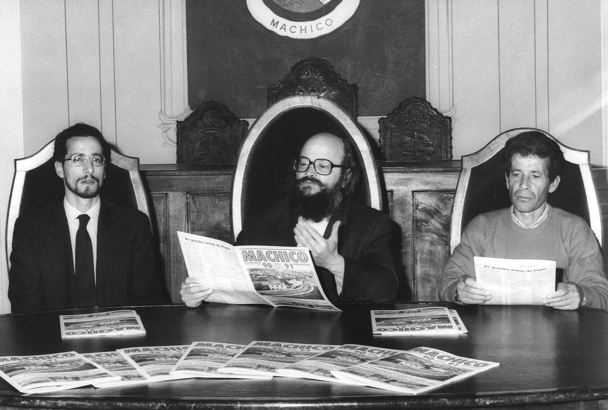 Martins Júnior (no centro da fotos) foi presidente da Câmara de Machico eleito pela UDP. No seu lado direito está Bernardo Martins, seu irmão, que viria a sucedê-lo, após dois mandatos, o último dos quais pelas listas do PS.
