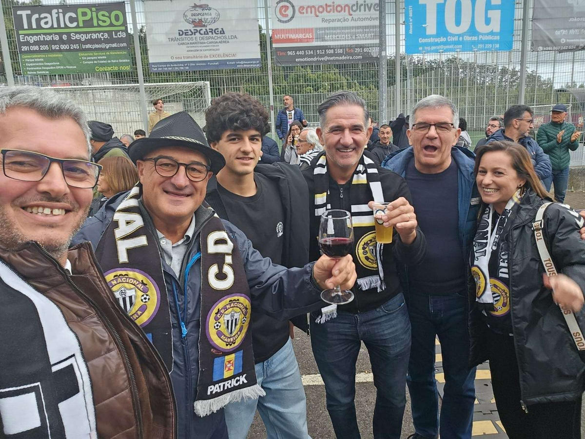 Edgar Silva é um adepto ferrenho do Clube Desportivo Nacional. Na imagem registada no ano passado, festejava, na companhia do seu filho e do irmão, o regresso da equipa à I Liga de futebol.