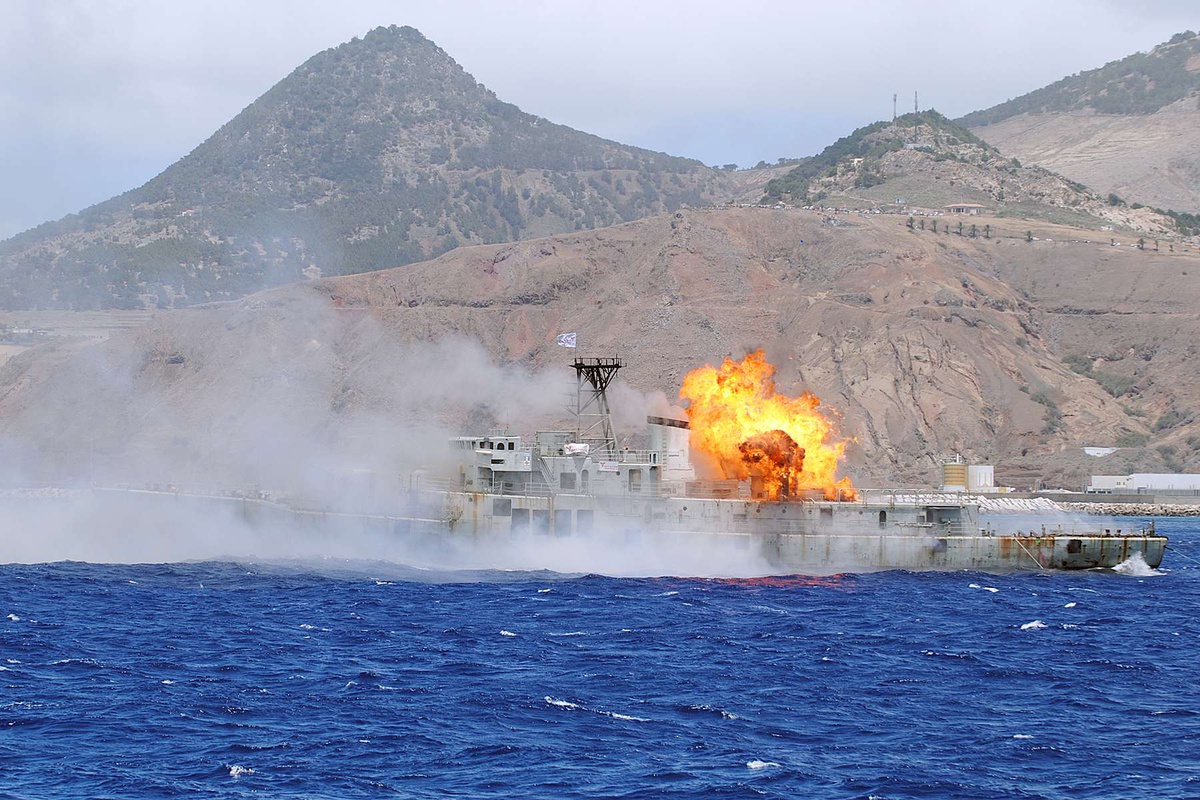 Afundamento da corveta 'General Pereira d'Eça', no Porto Santo, em Julho de 2016. FOTO COLOMBOPRESS