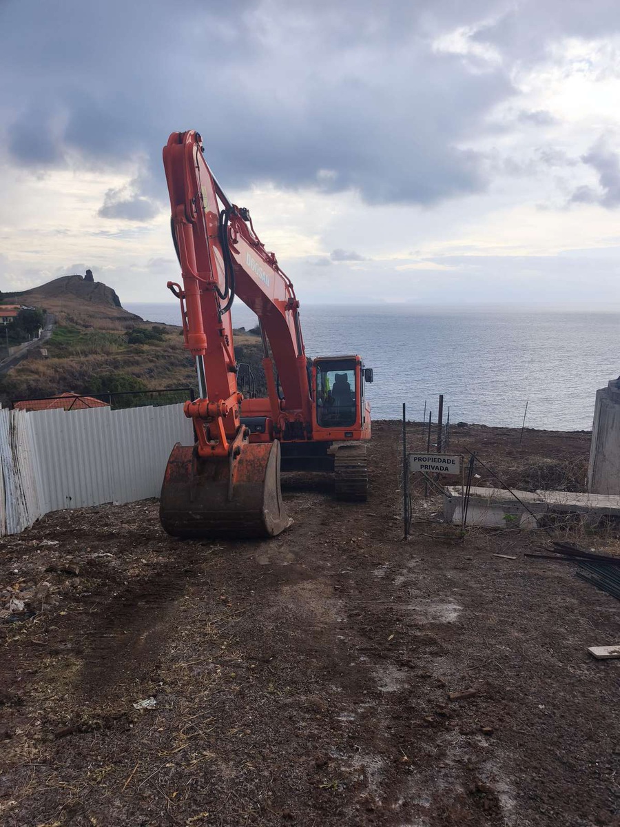 Na semana passada, várias máquinas estavam em trabalhos no local.&nbsp;