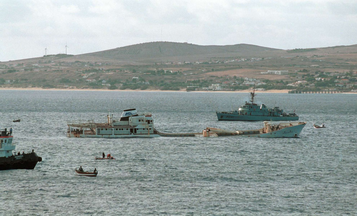 O navio de carga 'Madeirense' foi afundado ao largo do Porto Santo, a 21 de Outubro de 2000. FOTO AGOSTINHO SPÍNOLA