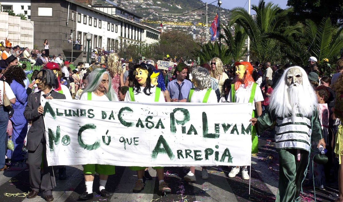 Cortejo 'Trapalhão' de 2003. Foto Agostinho Spínola