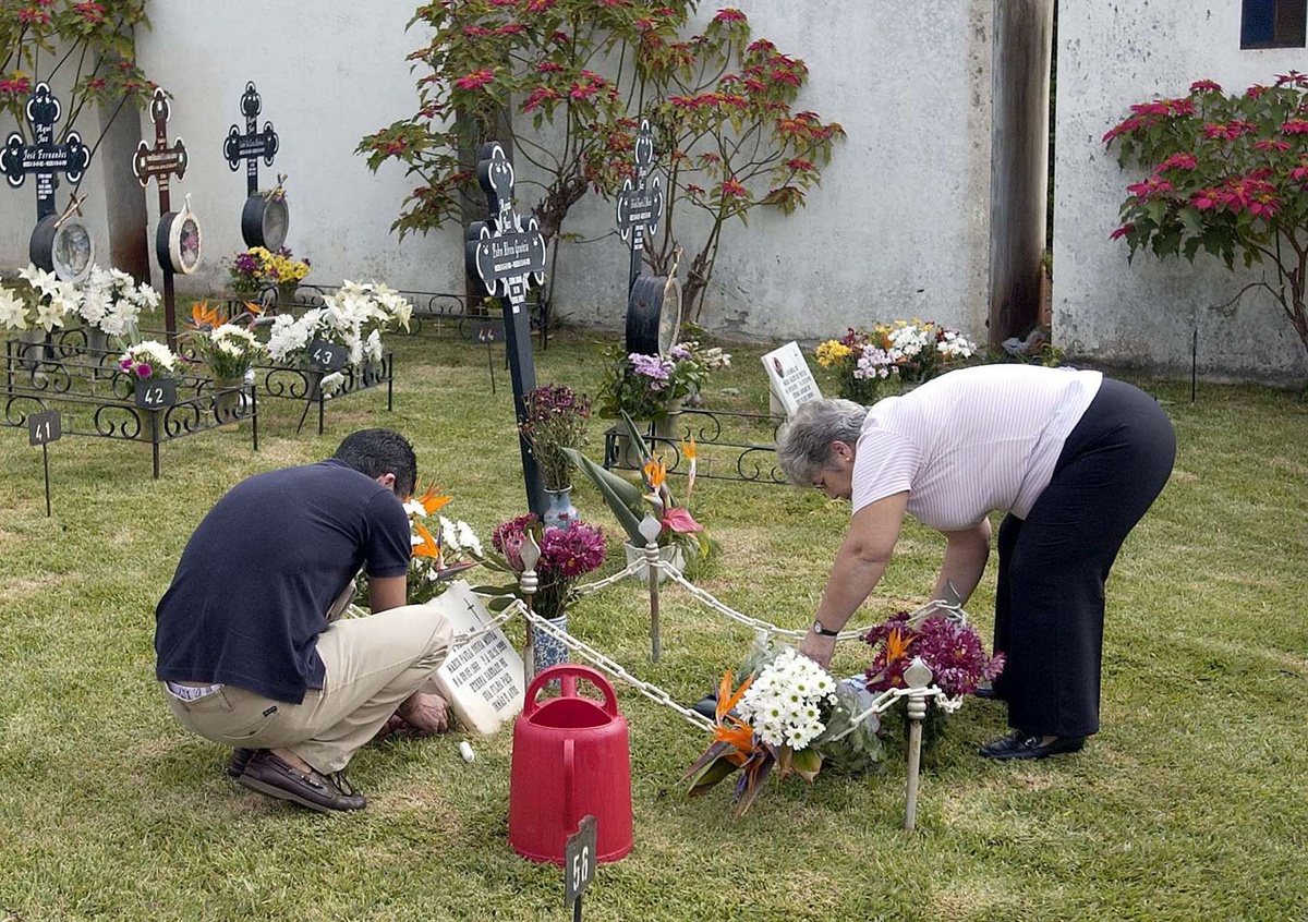 Cemitério das Angústias, em São Martinho, no 'dia de finados' de 2003. FOTO ARTUR CAMPOS/ARQUIVO DIÁRIO