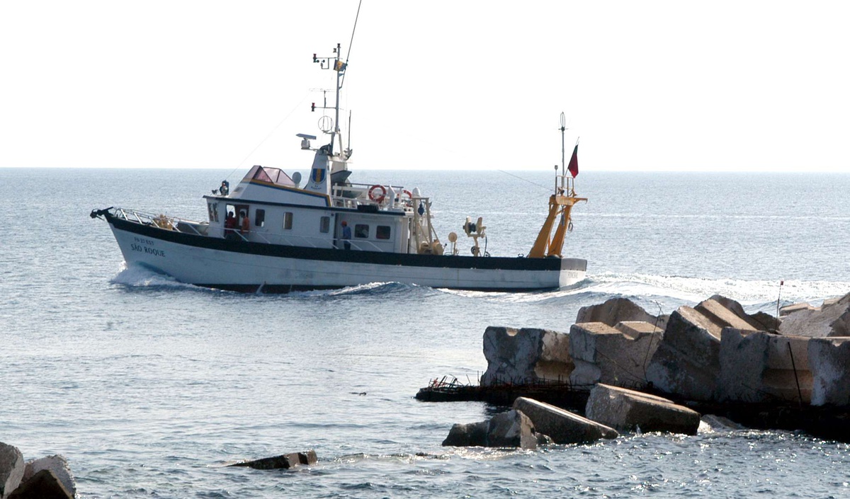 O 'São Roque' participou nas buscas de um pequeno avião que se despenhou no mar da Madeira, em Setembro de 2003. FOTO RUI MAROTE