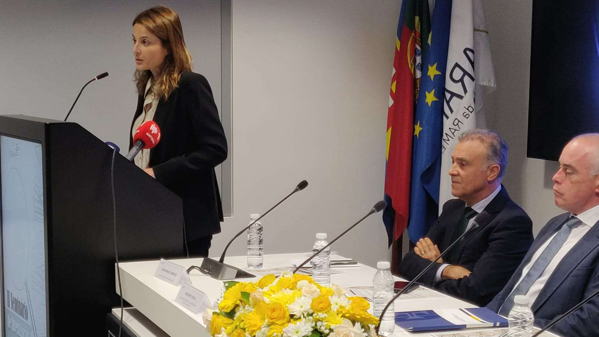 Micaela Freitas, nova secretária regional de Saúde e Protecção Civil, na mensagem que dirigiu aos presentes, destacou a aposta nos recursos humanos e, particularmente, nos enfermeiros, na governação de Miguel Albuquerque, entre 2015 e 2024.