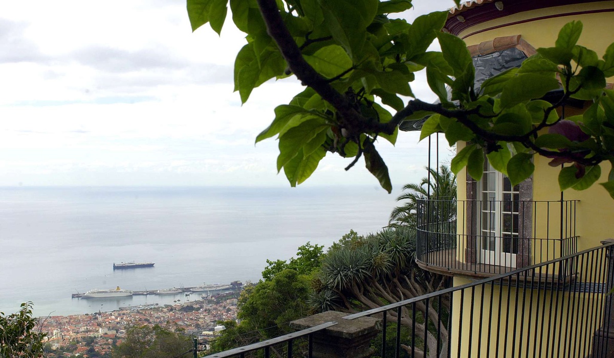 Espaço beneficia de uma vista privilegiada sobre a cidade do Funchal.&nbsp;
