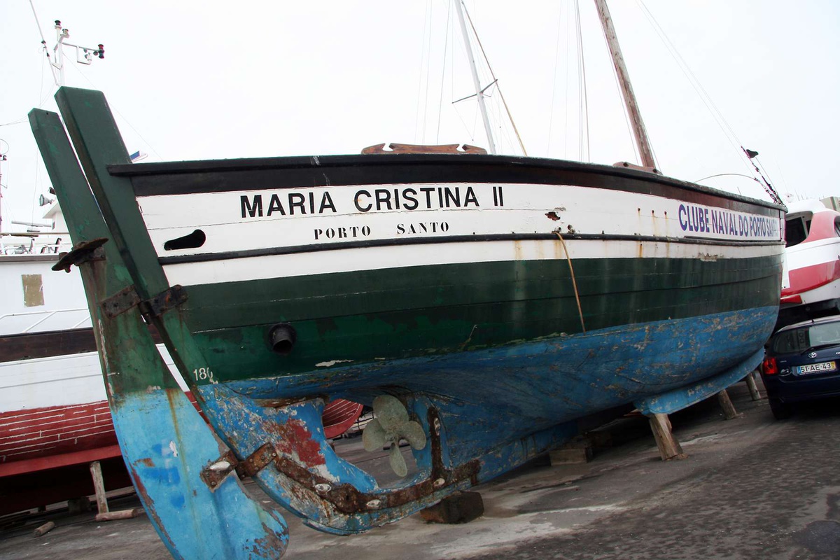 O 'Maria Cristina II' foi varado no Caniçal em Setembro de 2005 e ali ficou ao abandono. FOTO JOANA SOUSA/ASPRESS