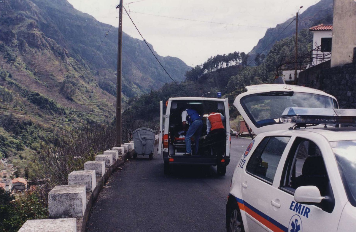 Uma das primeiras intervenções da EMIR, num despiste automóvel na Encumeada, em Março de 1999. FOTO JOSÉ RIBEIRO/ARQUIVO DIÁRIO