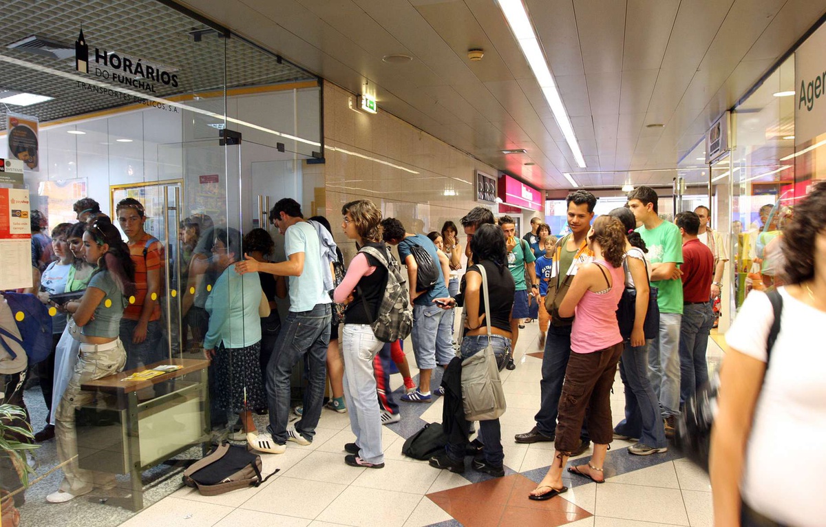 As filas no Anadia costumam ser mais frequentes no início dos anos lectivos, como aconteceu em Outubro de 2008. FOTO A. SPÍNOLA/ARQUIVO DIÁRIO