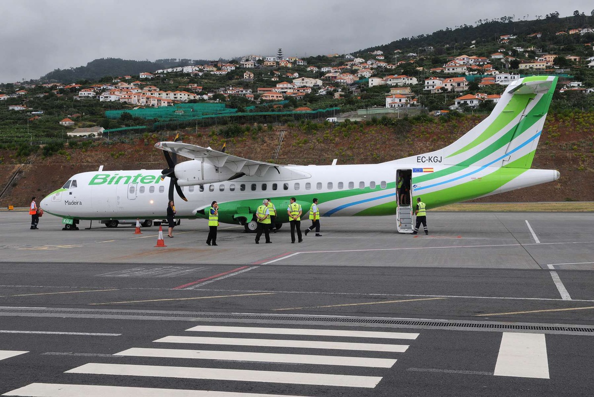 A Binter opera quatro voos diários entre as duas ilhas do arquipélago da Madeira, com duas partidas da Madeira (FNC) às 07h30 e 18h30, e duas do Porto Santo (PXO), às 08h30 e 19h30.