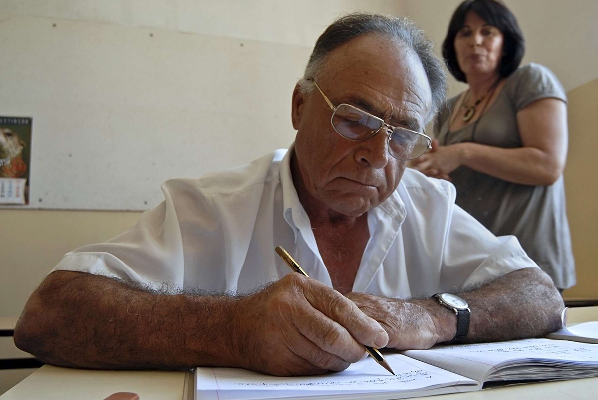 Em algumas localidades, o analfabetismo nota-se sobretudo na população mais velha.&nbsp;