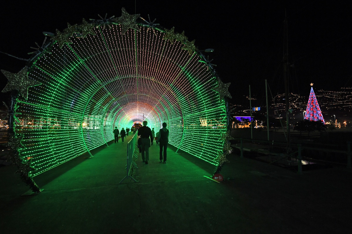 Túnel de luz no cais do Funchal volta a ser grande atracção —