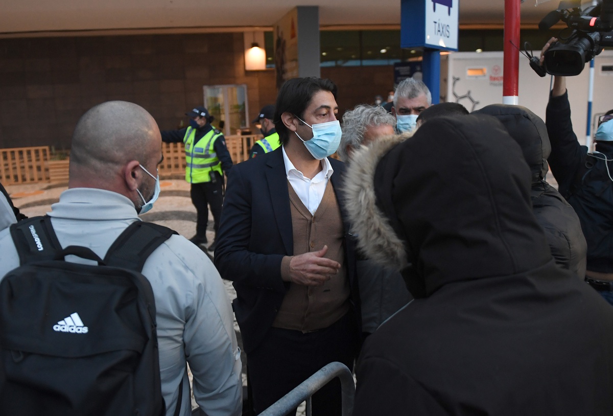 Benfica recebido por adeptos contestatários.&nbsp; Foto Helder Santos/Aspress
