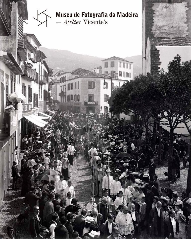 Procissão do Corpo de Deus na rua do Aljube, entre 1901 e 1905.&nbsp;
