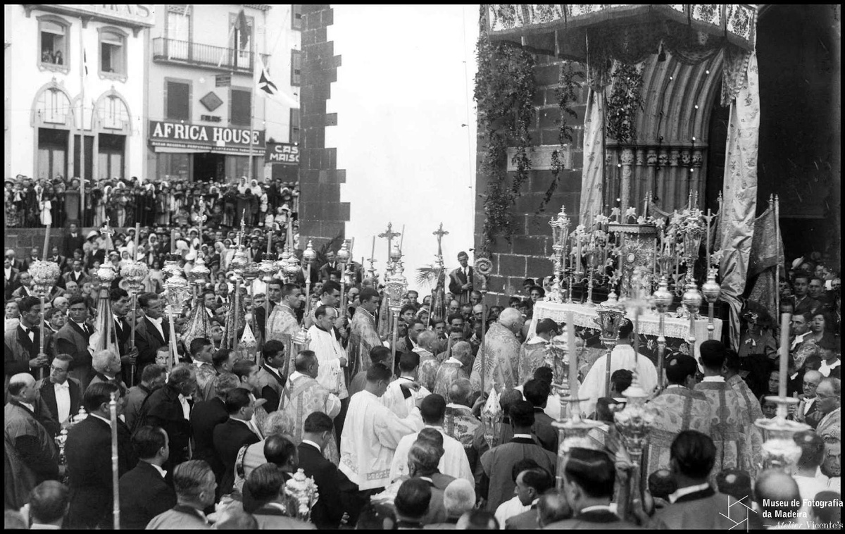 Cerimónia da benção do Santíssimo Sacramento, no adro da Sé.&nbsp;
