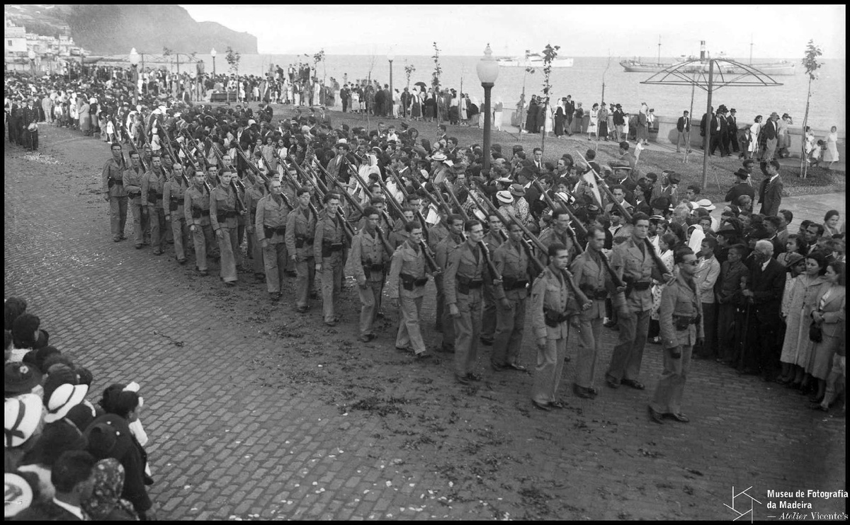 Legião Portuguesa na procissão do Corpo de Deus, na actual avenida do Mar e das Comunidades Madeirenses.&nbsp;