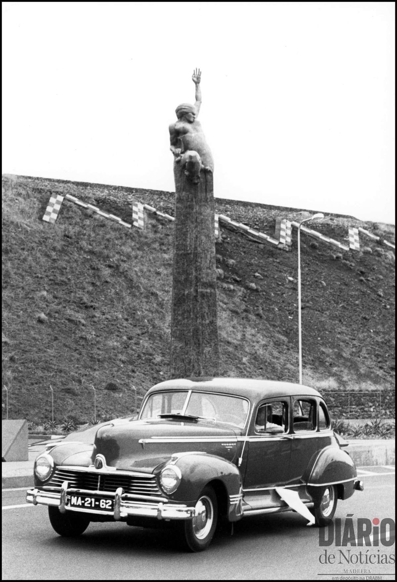 Automóvel Hudson Commodore (1946) do piloto Ilídio Andrade, a passar ao lado da estátua da Autonomia, em Santa Cruz, no 2.º Raid Diário de Notícias.