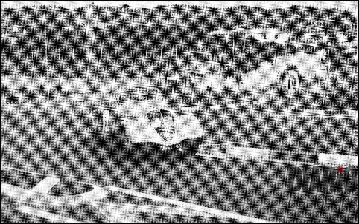 Automóvel Peugeot 402 Eclipse (1938) do piloto Rui Bevilaqua a circular em Santa Cruz, junto à estátua da Autonomia, no 2.º Raid Diário de Notícias