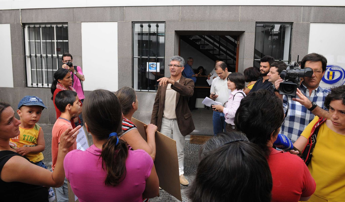 Edgar Silva a acompanhar, em Junho de 2012, uma manifestação
de moradores do Bairro da Nogueira junto à entrada da Secretaria de Educação, em
luta pela escola. FOTO HÉLDER SANTOS/ASPRESS