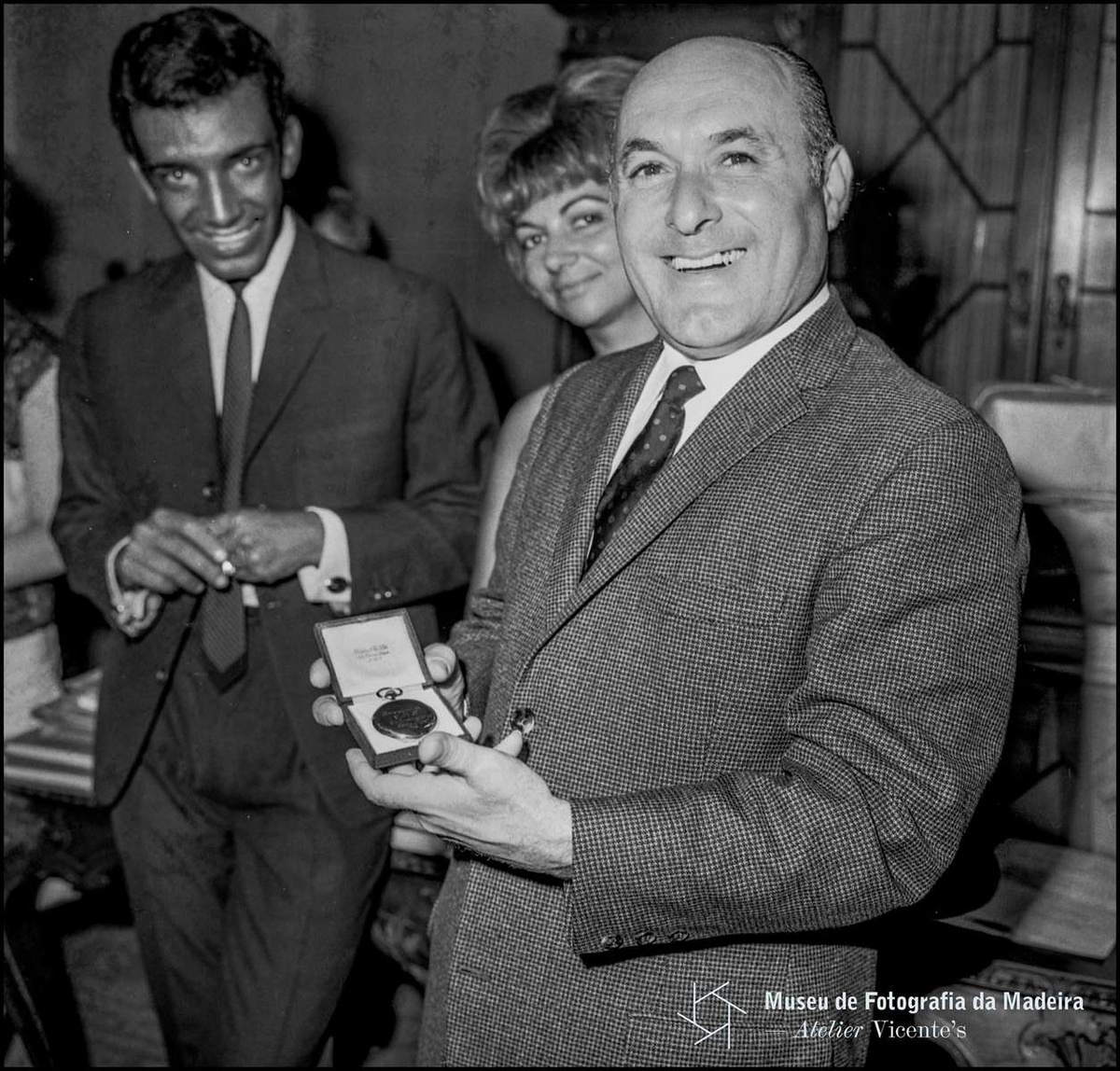 Homenagem a Max promovida pela Câmara Municipal do Funchal, em Setembro de 1963. O artista exibe um relógio que lhe fora oferecido pelo então presidente da Câmara Municipal do Funchal, António Bettencourt Sardinha.&nbsp;