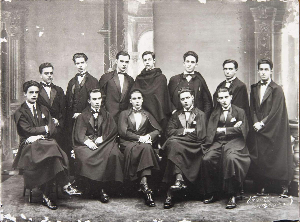 Por ofício real de 22 de Fevereiro de 1889, foi autorizado o uso do traje académico (capa e batina negras) pelos alunos do Liceu Jaime Moniz, à semelhança do que já acontecia nos outros liceus do país. FOTO MUSEU FOTOGRAFIA VICENTES