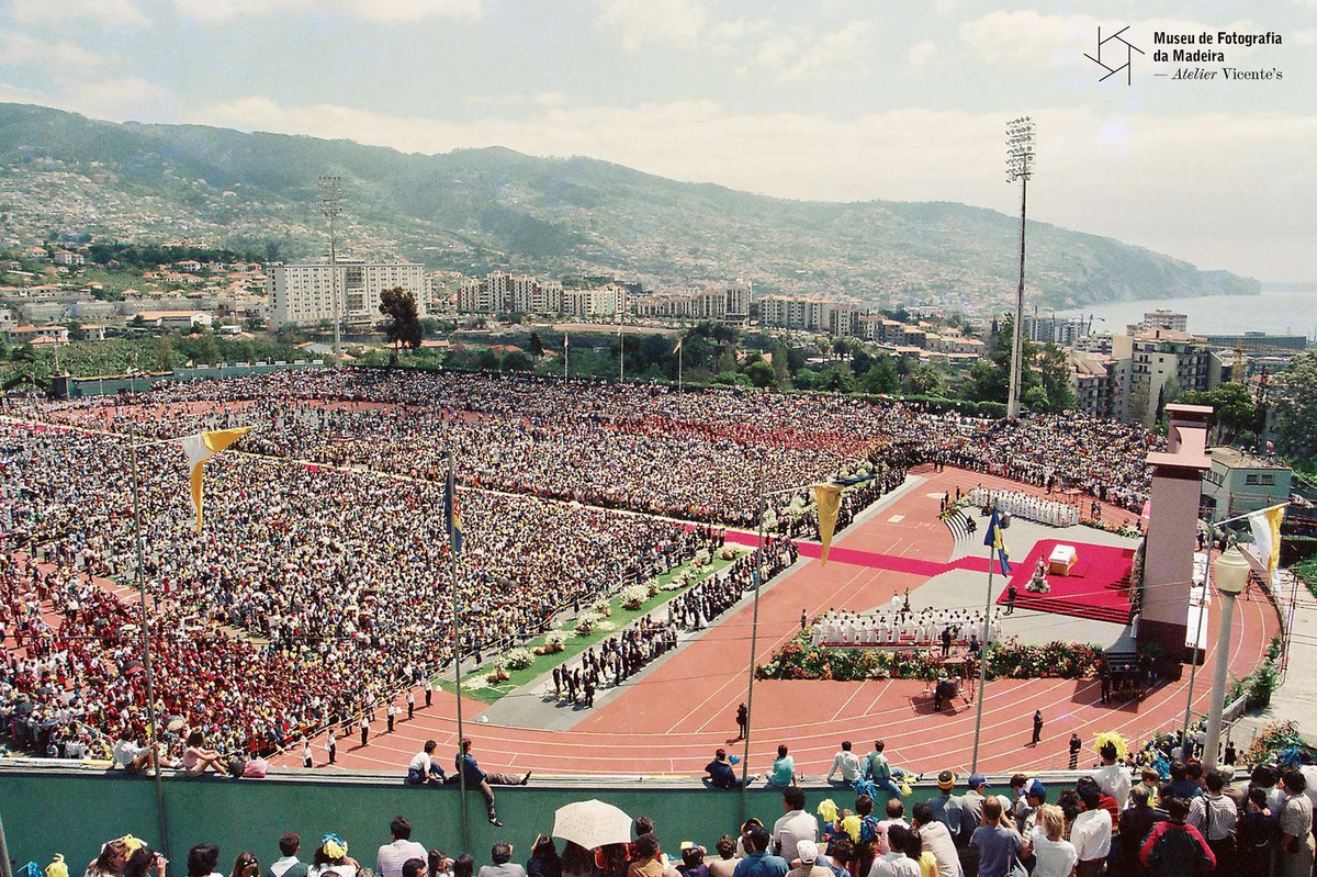 Missa campal do papa João Paulo II reuniu entre 30 mil a 40 mil pessoas a 12 de Maio de 1992. Foto Museu de Fotografia da Madeira/Atelier Vicente's/Foto Sol