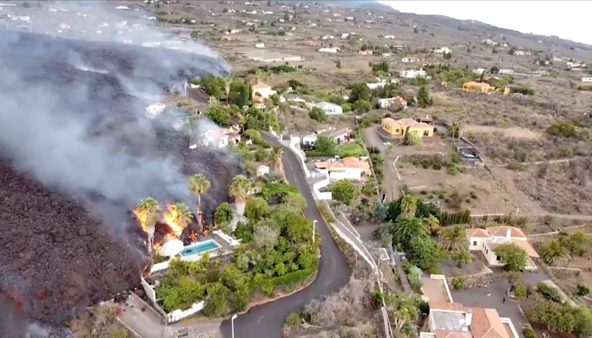 Video De Drone Mostra Lava A Engolir Casas E Fazendas Em La Palma Dnoticias Pt