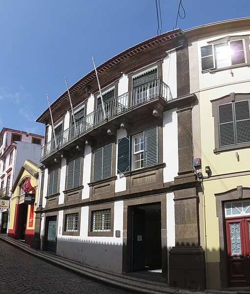 N.º 150 da rua dos Ferreiros, onde nasceu Joana Abudarham, visto de sul. (Atribuição: Paulo Perneta / Wikimedia CC-BY-SA 4.0)