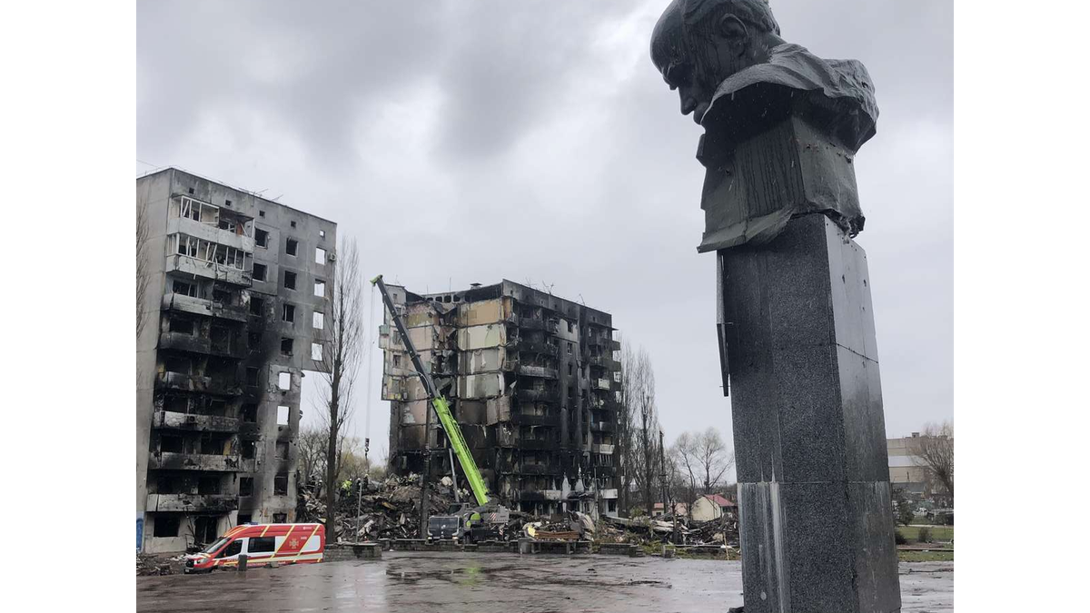 Uma aldeia na cidade de Borodyanka foi atingida por uma
bomba aérea russa e um monumento ao mais famoso poeta ucraniano, Taras
Shevchenko, foi danificado por escombros.