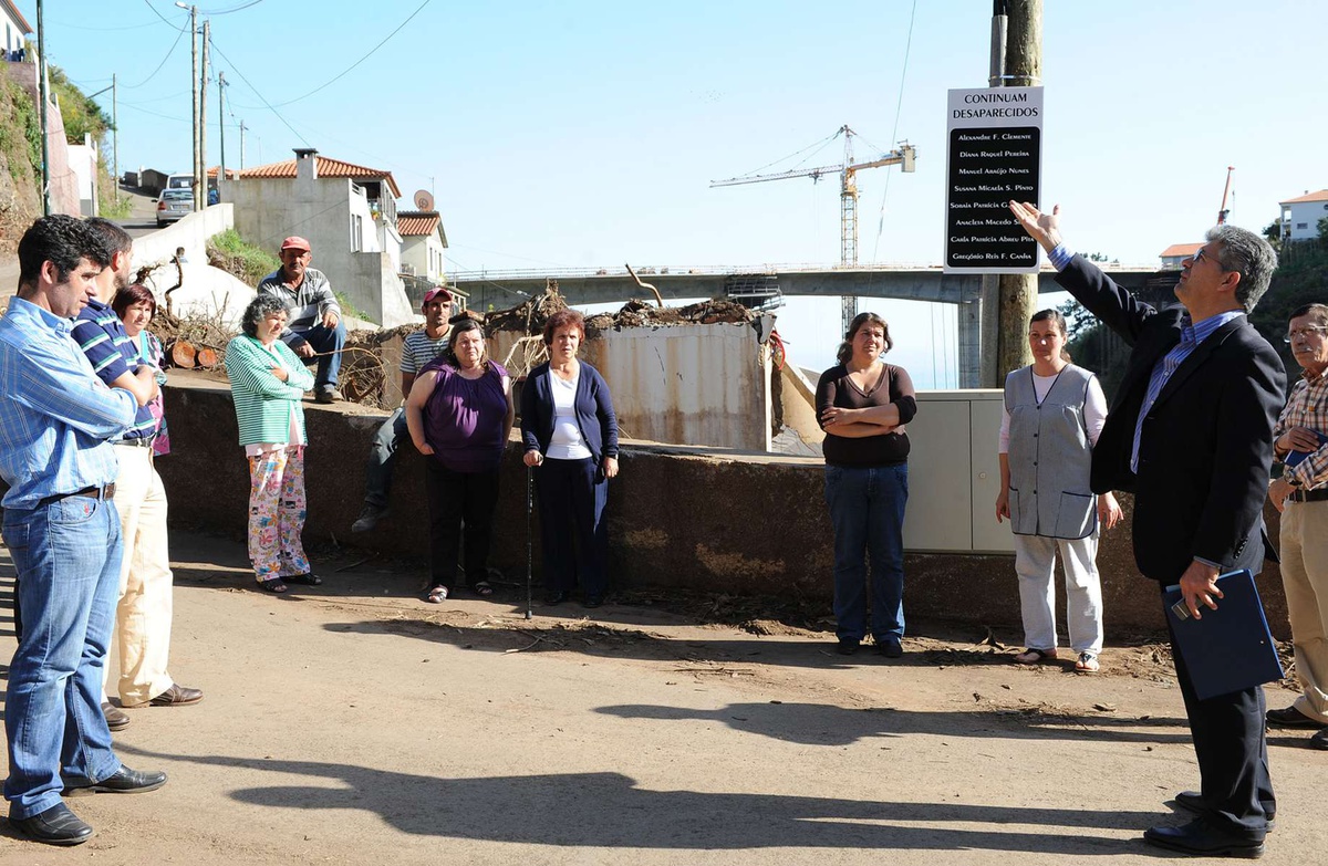 Um grupo da CDU colocou uma placa em memória dos desaparecidos no sítio do Trapiche aquando do temporal de 20 de Fvereiro de 2010. FOTO HELDER SANTOS/ASPRESS