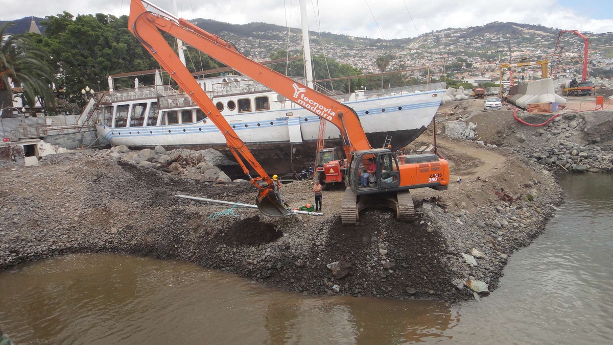 Na sequência do temporal de 20 de Fevereiro de 2010, o Governo Regional resolveu criar um aterro temporário na frente-mar da cidade do Funchal, que depois acabou por não ser removido, dando origem à reformulação de toda aquela zona.&nbsp;