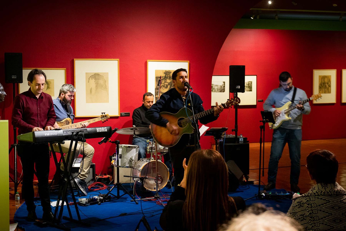 Os ingressos poderão ser adquiridos na bilheteira do Teatro Municipal Baltazar Dias ou na Ticketline.