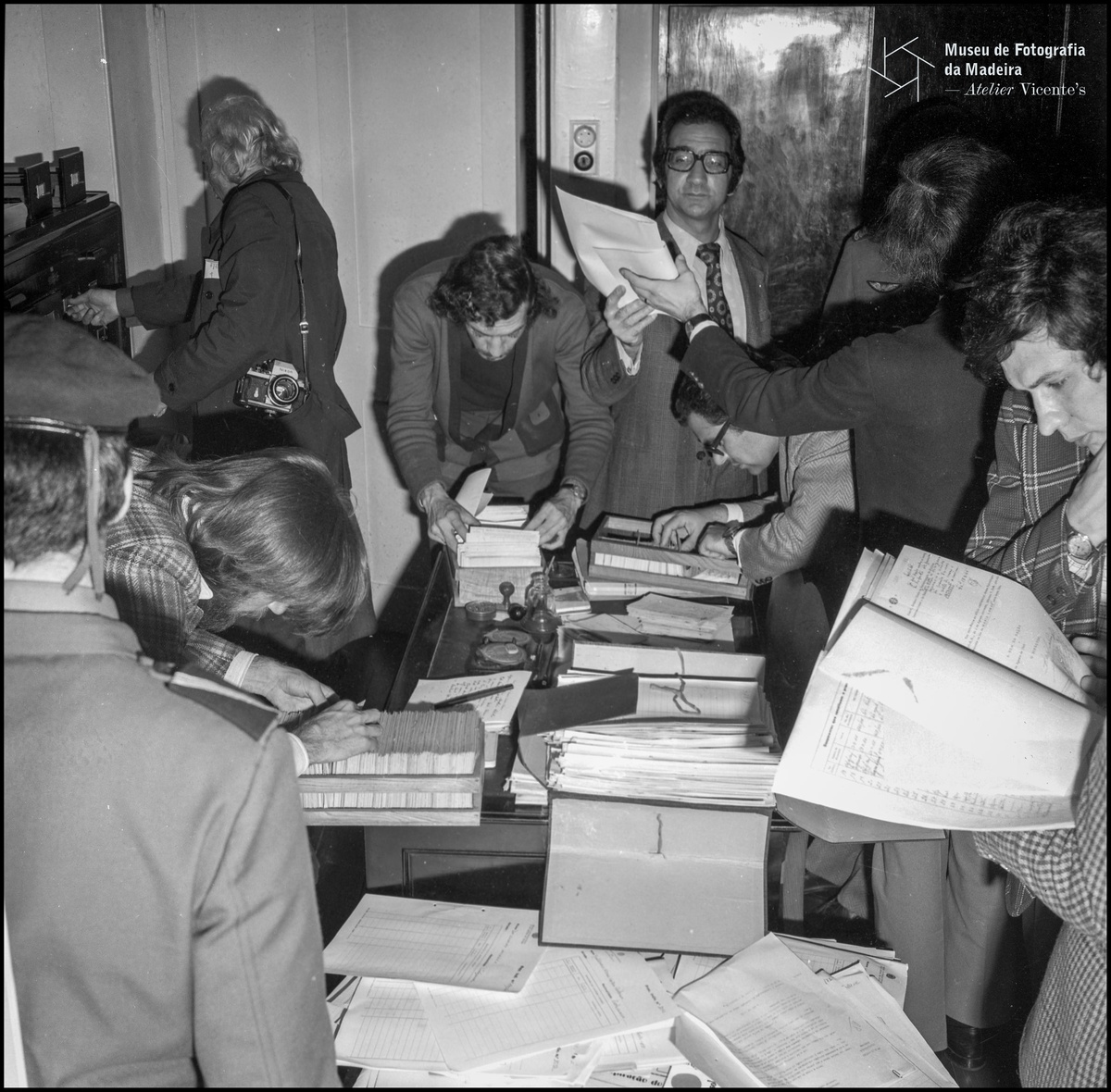 Carlos Fotógrafo | 29-05-1974 | MFM-AV, Inv. CFF/201 | Jornalistas a consultarem arquivos na
extinta Direção Geral de Segurança (antiga PIDE), Funchal.