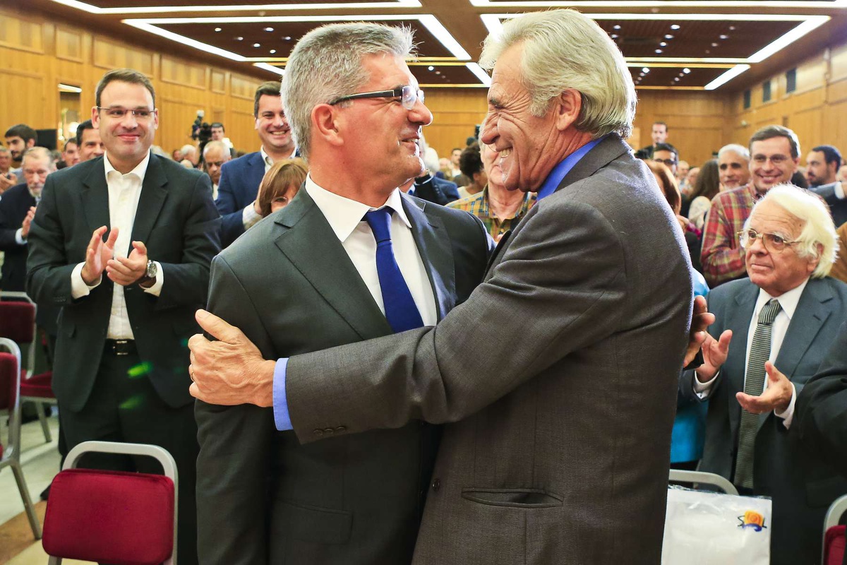 Edgar Silva cumprimenta Jerónimo Sousa, secretário-geral do PCP, após a apresentação da sua candidatura à Presidência da República, realizada a 14 de Outubro de 2015, no Hotel Altis, em Lisboa. Foto Reinaldo Rodrigues/Global Imagens