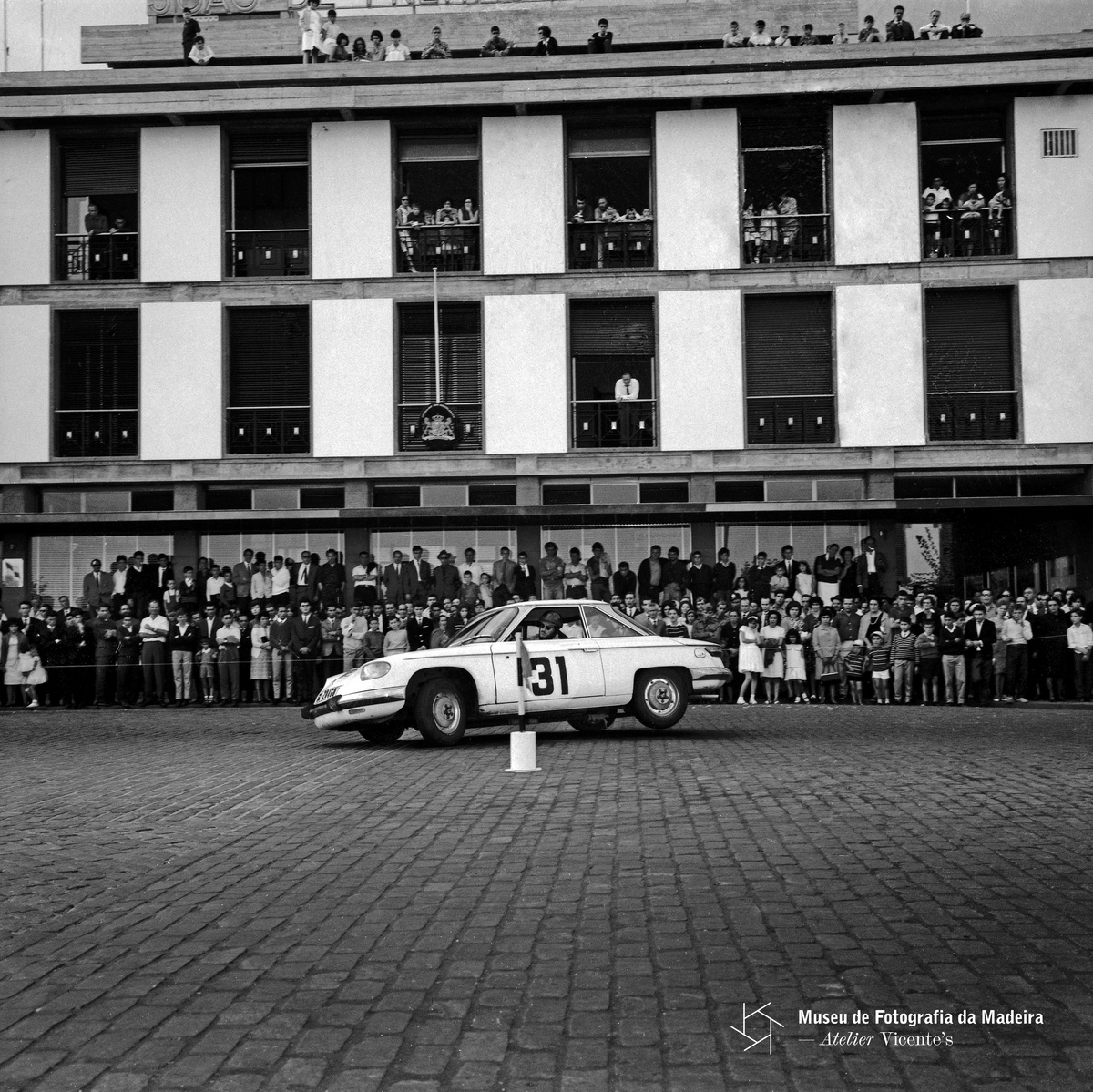 CARLOS
FOTÓGRAFO | Automóvel de competição Panhard 24 CT, do piloto Horácio Trujillo
Febles, na prova de perícia da VII Volta à Ilha da Madeira, na avenida do Mar
(atual avenida do Mar e das Comunidades Madeirenses) | 27-06-1965 | 6 x 6 cm |
Negativo simples, película | Gelatina e sais de prata | MFM-AV, inv. CFF/103 | Em
depósito no ABM 
