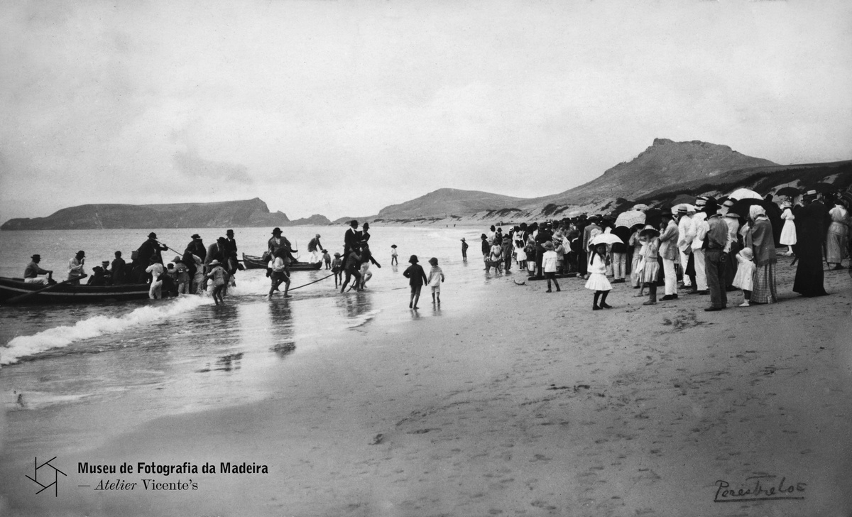 PERESTRELLOS PHOTOGRAPHOS | Desembarque na ilha do Porto Santo, no verso pode-se ler uma
mensagem de melhoras | Primeira metade do século XX | 13 x 8,4 cm | Prova em
papel | MFM-AV, inv. JGS/5