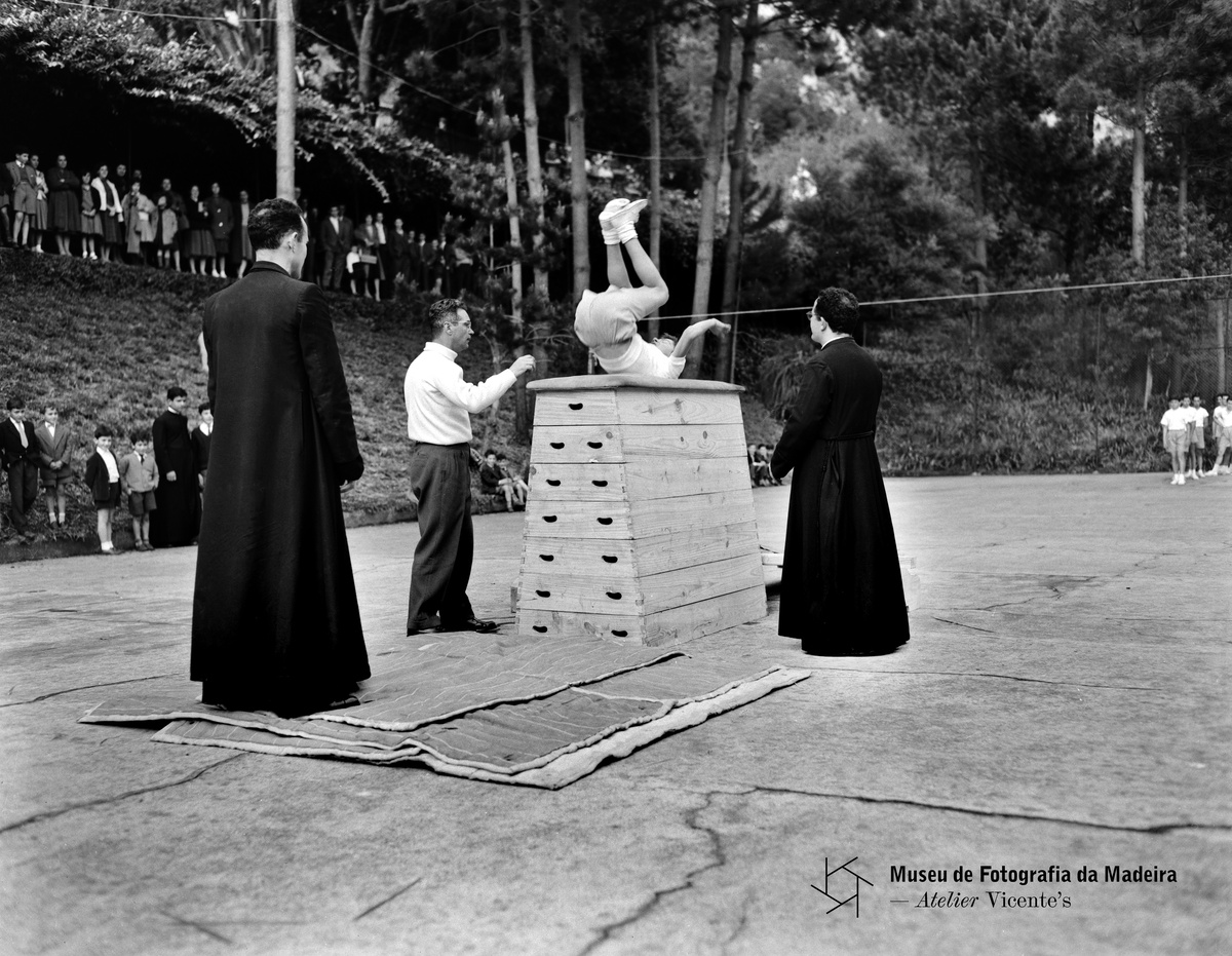 PERESTRELLOS
PHOTOGRAPHOS | Aula de ginástica no colégio do Infante D. Henrique, freguesia
do Monte, concelho do Funchal| Posterior a
1958 | 10 x 12 cm | Negativo simples, película | Gelatina e sais de prata | MFM-AV,
inv. PER/8103 | Em depósito no ABM 