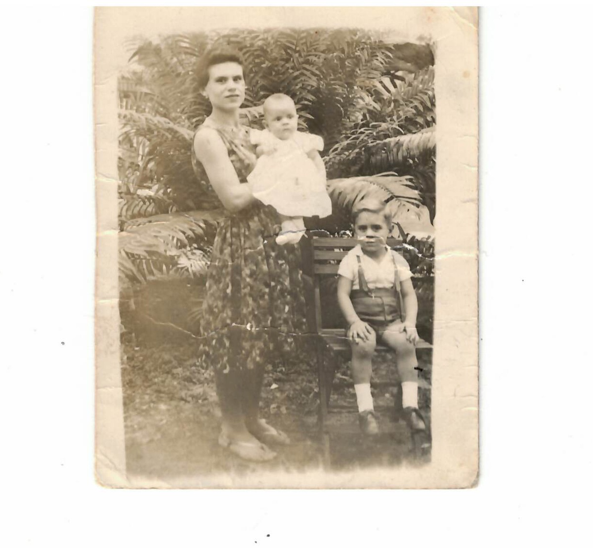 Arquivo pessoal de Eugénia Fernandes, 1961 - Eugénia Fernandes com os filhos Márcia Fernandes
e José Manuel, em pose perante um estúdio fotográfico de rua, vulgo “lambe
lambe”, no Campo de São Bento, Niterói.