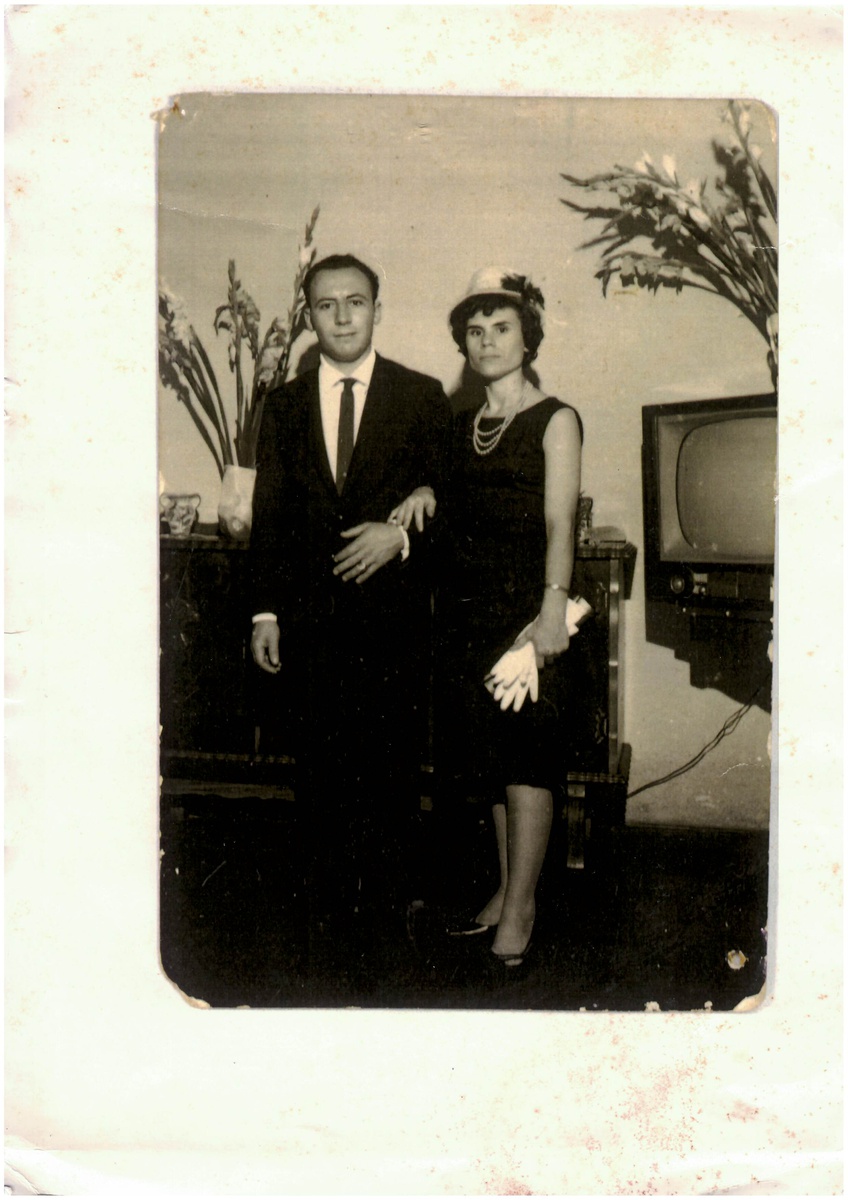 Arquivo pessoal de Eugénia Fernandes, 1963 - Marcelo e Eugénia Fernandes, no casamento da
cunhada, com Eugénia de luto pela mãe morta por um trólebus (eléctrico).