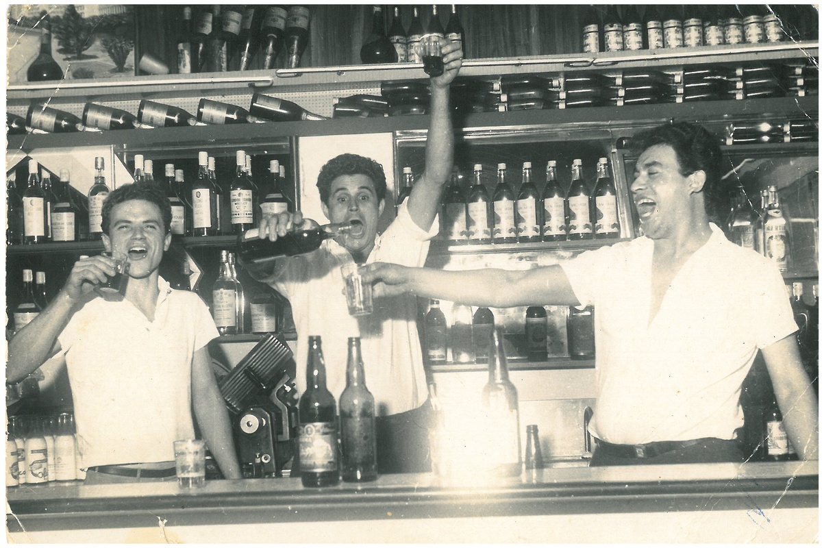 Arquivo pessoal de Eugénia Fernandes, 1966 - Manuel Fernandes [tio de Márcia Fernandes], João
Fernandes [tio de Márcia Fernandes] e José Gordo [amigo da família], no bar de
Marcelo Fernandes a comemorar o golo de Eusébio em 1966 que eliminou a seleção
do Brasil do Mundial de Futebol.